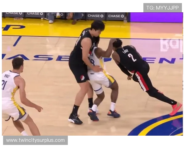 杨瀚森飞身单手劈扣瞬间展示超强爆发力完美得分 杨瀚森飞身单手劈扣瞬间展示超强爆发力完美得分