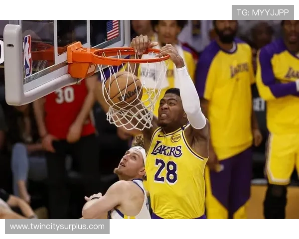 斯玛特精准断球反击八村塁飞身暴扣完成精彩配合助力胜利