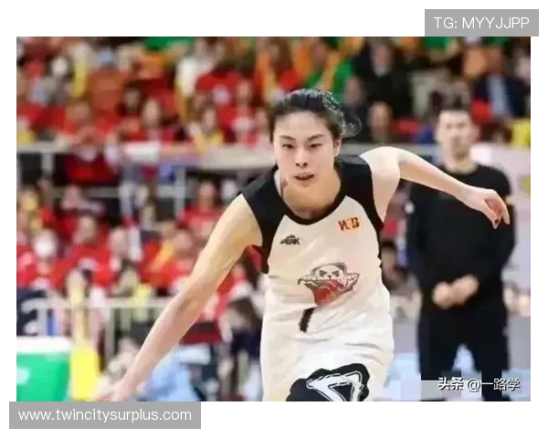 王思雨强势突破联手韩旭攻篮助四川队紧咬比分内线优势充分显现态 王思雨强势突破联手韩旭攻篮助四川队紧咬比分内线优势充分显现态