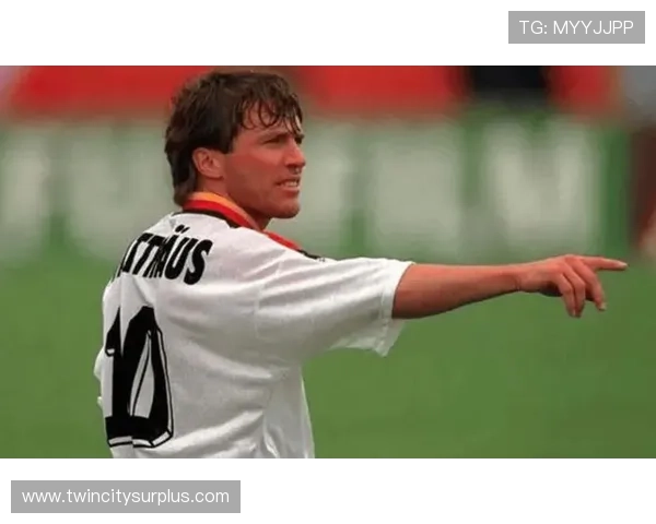 哈维亲自颁奖葡萄牙小将马特乌斯米德荣获U17世界杯金球奖